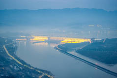 黄昏时分的三峡大坝是世界上最大的水利工程，位于中国湖北省宜昌市