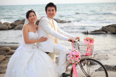几个年轻的男人和女人在婚礼上适合骑那辆旧自行车