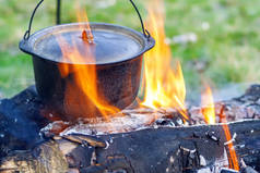 野营厨具-户外露营地在火上的锅