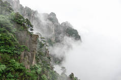 黄山黄山安徽南部的一个山脉.