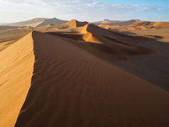 在广阔的沙漠沙丘脊