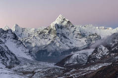 喜马拉雅山脉珠穆朗玛达布拉姆峰山顶上的晨光