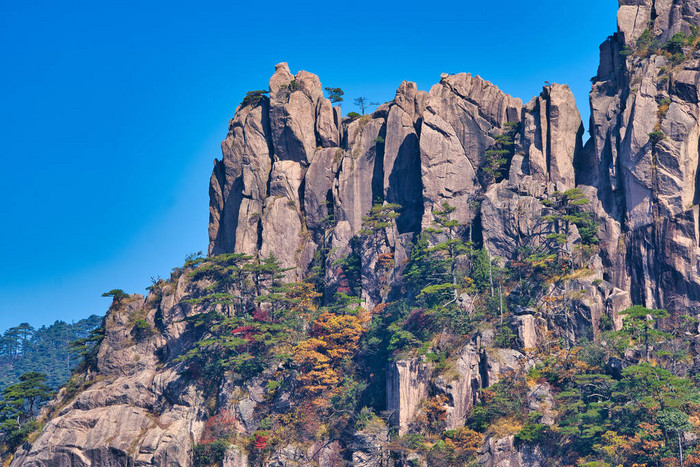 高大的花岗岩山绿树成荫蓝天白云黄山风景黄