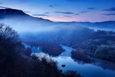 Arda河日出，靠近保加利亚Madzarovo，东Rhodopes 。保加利亚的夏日。河流风景秀丽,山清水秀.在欧洲巴尔干旅行。雾晨谷.