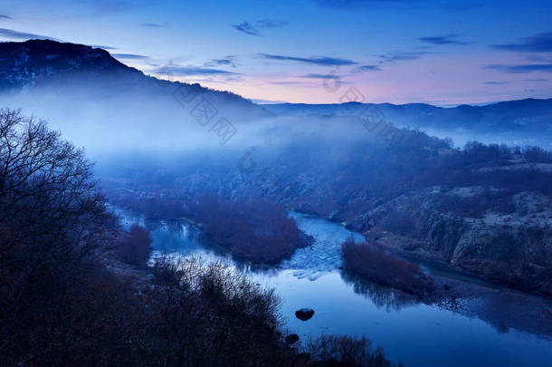Arda河日出，靠近保加利亚Madzarovo，东Rhodopes 。保加利亚的夏日。河流风景<strong>秀</strong>丽,山清水<strong>秀</strong>.在欧洲巴尔干旅行。雾晨谷.