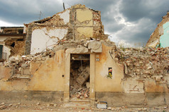 在阿布鲁佐地震的废墟