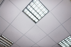 荧光灯在现代的天花板上，architexture 详细信息