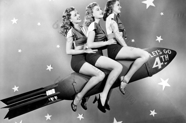 坐在火箭上的三个女人