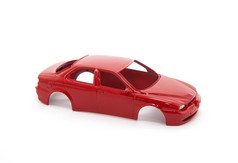 在白色背景上的红色玩具汽车车身