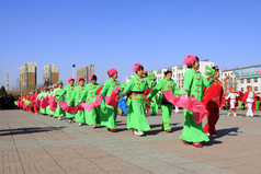 人们穿着五彩缤纷的衣服，扬科舞表演在20世纪40年代