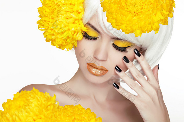 金发碧眼的美丽女性肖像与黄色的花朵。美的水疗中心