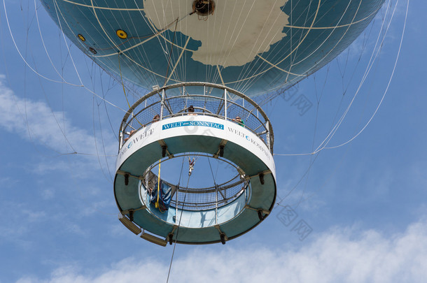柏林，德国-7 月 24 日： 贴边气球是一个把游客送到 150 米到柏林上空的空气在 2013 年 7 月 24 日在发言稿德国的热气球