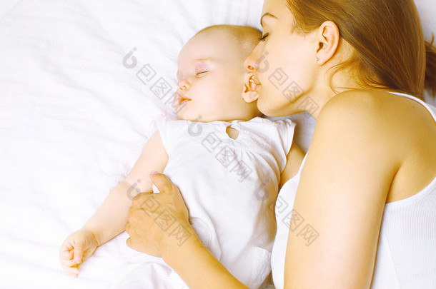 妈妈和宝宝睡在床上，婴儿期，孕产和和谐 co