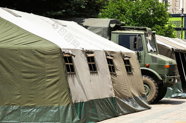 大型军用帐篷和一辆军用卡车