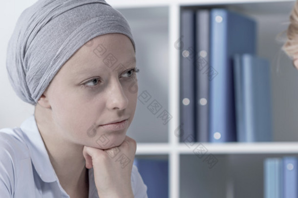 癌症<strong>的女人</strong>戴着围巾