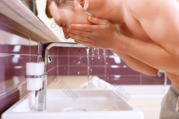 男人在浴室洗脸