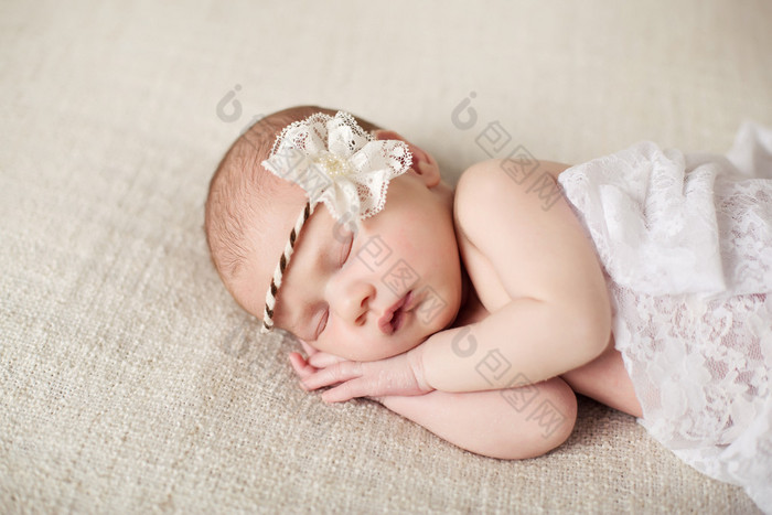 刚出生的婴儿的女孩睡在一张毯子上