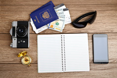 旅游概念: 空气机票、 护照、 智能手机、 指南针、 ca