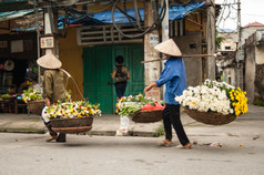 越南，在越南河内街上的花店供应商。这是小市场，越南河内的供应商.