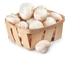 在白色背景上分离出篮子里的蘑菇香菇