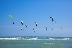 风筝冲浪比赛夏天海极端活跃的生活