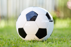 躺在花园的草地上的足球游戏的足球比赛