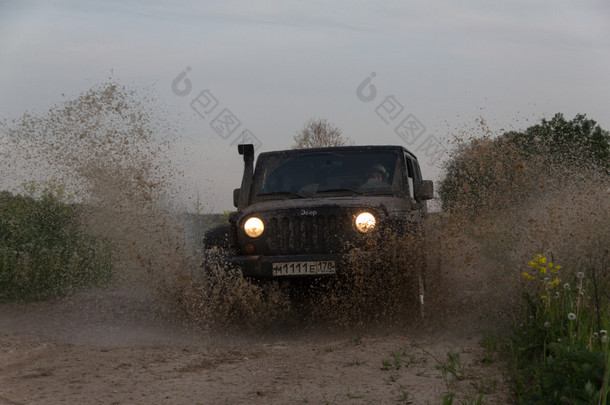 诺夫哥罗德州，俄罗斯，2015 年 8 月 3 日，在诺夫哥罗德地区，农村道路上 Jeep 牧马人 Jeep 牧马人是紧凑的四轮驱动关闭道路和运动多用途车