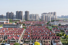 城市景观- -上海浦东的别墅和摩天大楼.