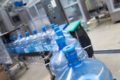 机器人工厂流水线到加仑瓶装水