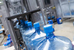 机器人工厂流水线到加仑瓶装水