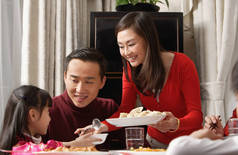 幸福的亚洲家庭在家里