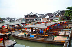 在河边的旧村上海用小船