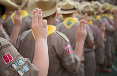 作为研究的一部分，亚洲童军在夏令营活动中对誓言进行了解释。 童子军标志概念.