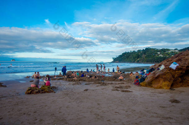北岛，新西兰-2017 年 5 月 16 日： 游客挖自己<strong>泡温泉</strong>的热水海滩，科罗曼德。十三万年度参观使怀卡托地区最受欢迎景点之一