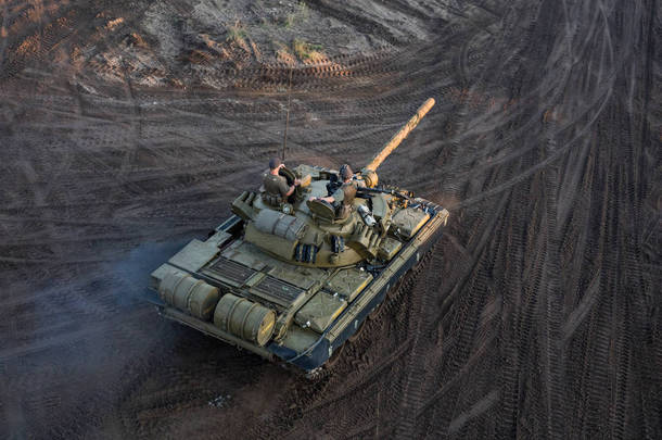 <strong>军事</strong>训练地面上的坦克的鸟瞰图