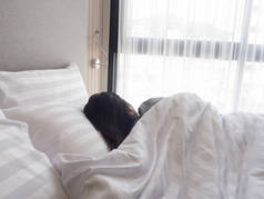 睡女人盖脸用毯子平躺.