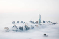 世界最高的摩天大楼在浓雾在一个冬天的早晨.