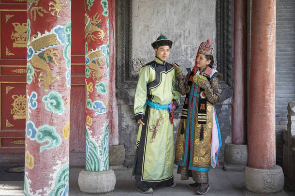 传统服饰的蒙古族夫妇