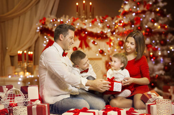 圣诞<strong>全家</strong>福, 装饰圣诞树, 儿童礼物礼盒