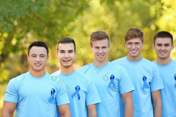 年轻男子在 t-shirts 与蓝色丝带户外。前列腺癌认知概念