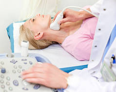 女性患者动脉的颈动脉多普勒超声检测 evaluationt