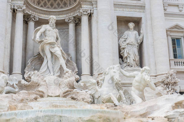 详细的雕像在许愿池或许愿喷泉。意大利罗马的喷泉。它是最大的巴洛克式的喷泉在城市和最美丽在世界上.