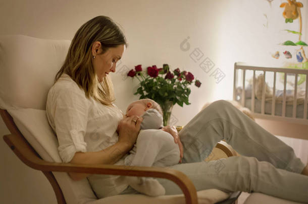 年轻美丽的母亲、 母乳喂养她的初生男婴在 ni