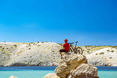 骑山地车的人看风景和自行车旅行在夏天海风景。在山和海滩骑自行车的人。健身动机, 灵感在美丽的鼓舞人心的看法.