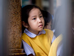 小亚洲女孩上学时感到悲伤