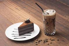 巧克力蛋糕和冰咖啡