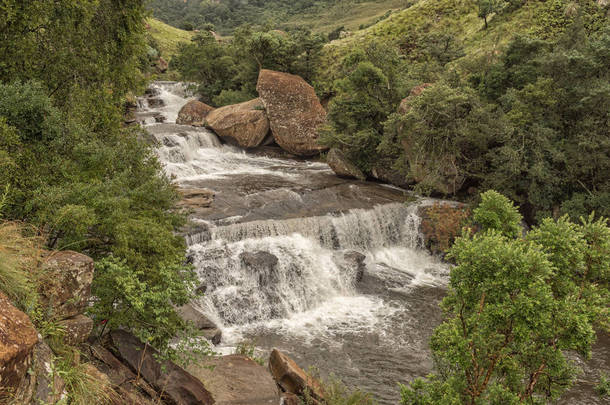 在夸祖鲁-德拉肯斯堡马海河中的瀑布