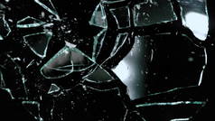 破碎的镜子在许多片断被粉碎了