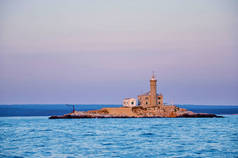 亚得里亚海上一个小石头岛上的一座小小的灯塔。黑山、欧洲.