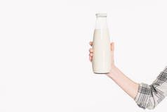 女性持有玻璃瓶牛奶隔离白色的镜头